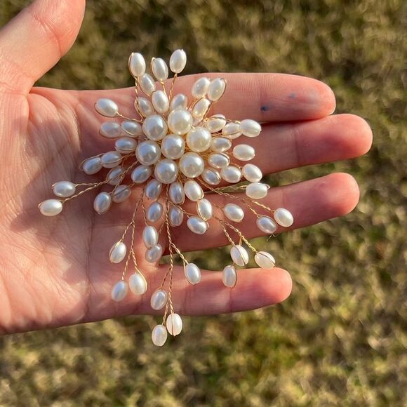 Elegant Pearl Floral Brooch Vintage Inspired Statement Accessory - Picture 11 of 16